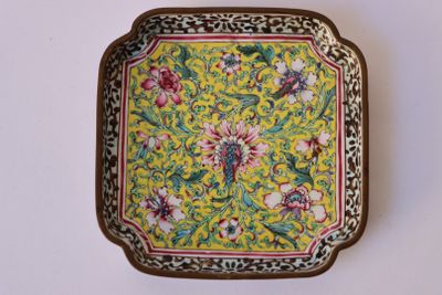 une assiette jaune ornée d'un motif floral