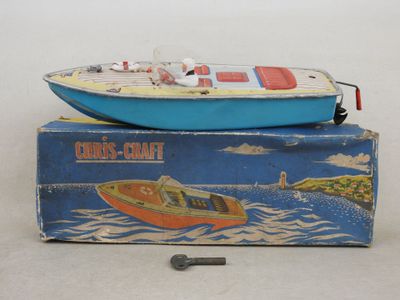 un petit bateau jouet posé sur une boîte