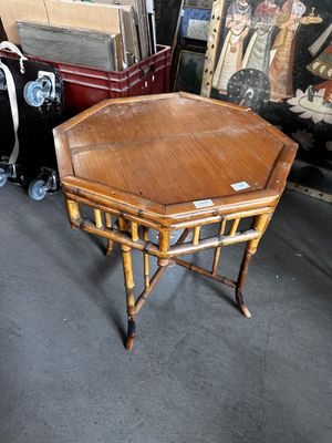 une petite table avec un plateau en bois dans une pièce