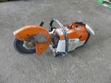 a chainsaw that is sitting on the ground in the garage