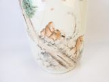un vase blanc orné d'une peinture représentant des animaux
