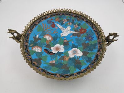 Une coupe en émail cloisonné décor d'oiseau monture bronze d…