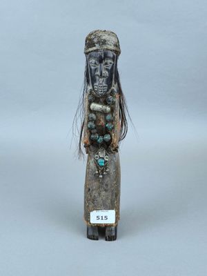 un gros plan sur une figurine représentant une femme portant une coiffe