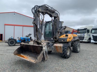 une photo d'un engin de chantier garé sur un parking