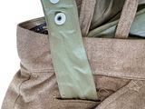 un sac d'où sortent deux yeux