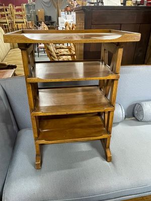 une étagère en bois posée sur un canapé bleu