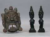 trois œuvres d'art posées sur une table