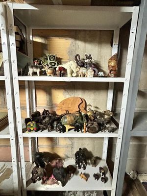 il y a beaucoup de jouets sur les étagères de la pièce