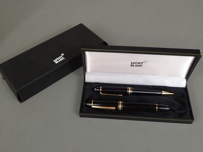 une boîte noire contenant un stylo doré