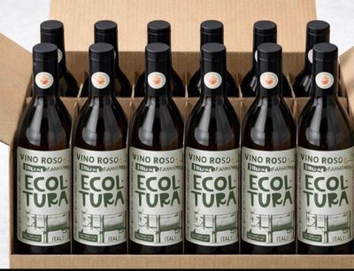 six bouteilles de vin rouge dans un carton sur une table