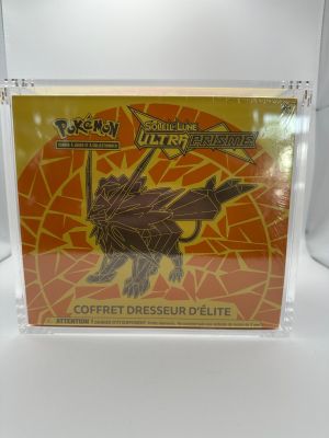 un gros plan sur une boîte de cartes Pokémon posée sur une surface blanche