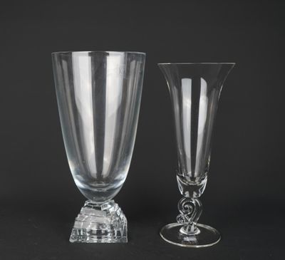 une paire de verres à pied en verre transparent posés sur une surface noire