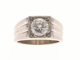 gros plan d'une bague en diamant sur fond blanc