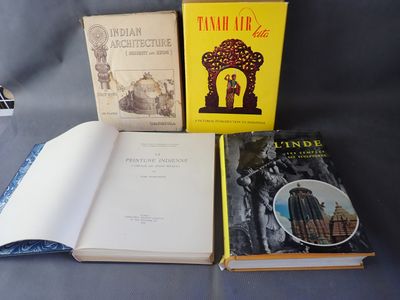 trois livres sont posés sur une table les uns à côté des autres