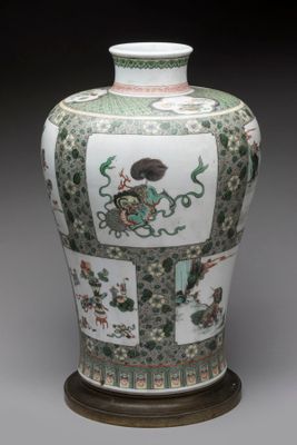 un vase orné d'un motif, posé sur un socle