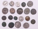 plusieurs types de pièces de monnaie sont présentés sur une surface blanche