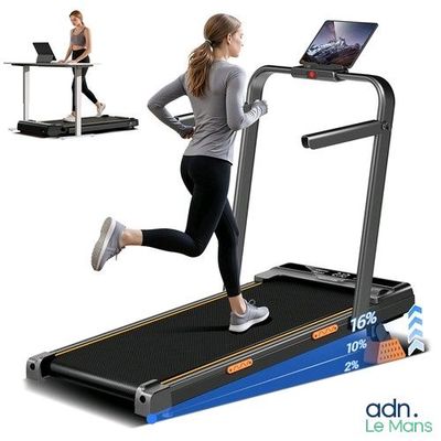 La femme court sur le tapis de course tandis qu'un ordinateur portable est posé sur la table.