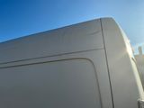 une camionnette blanche garée sur le bord de la route