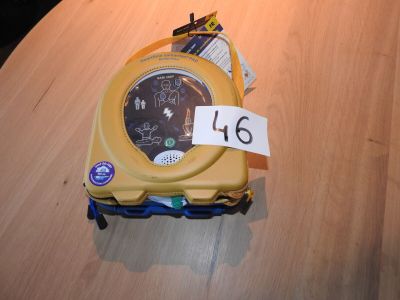 une horloge posée sur une table, avec une étiquette de prix accrochée dessus