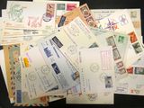 de nombreux timbres de toutes sortes sont dispersés sur une surface noire
