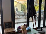 une table en verre sur laquelle est posé un parasol, dans le salon