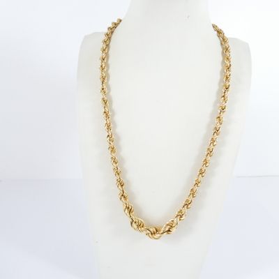 un collier à chaîne en or sur un mannequin mannequin mannequin mannequin mannequin mannequin mannequin mannequin mannequin mannequin