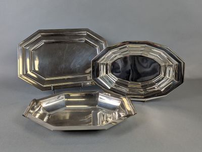 deux plateaux en métal argenté posés sur une table, avec un miroir en arrière-plan