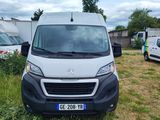 une camionnette blanche garée dans l'herbe
