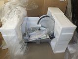 un micro-ondes posé sur un chariot au milieu d'une pièce