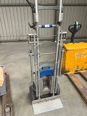 un chariot élévateur avec un levier bleu dans un entrepôt