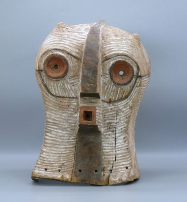 une image représentant un masque en bois sur fond gris