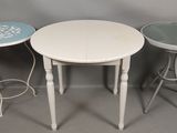 trois petites tables et des tabourets sont disposés les uns à côté des autres