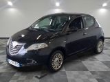 la photo d'une voiture noire garée dans un garage