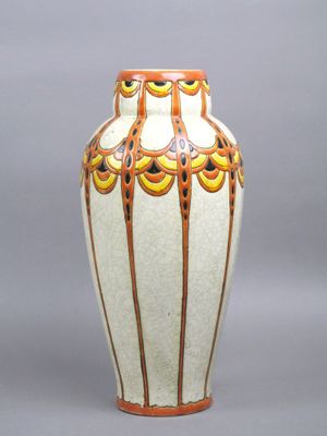un vase blanc orné de motifs orange et jaunes