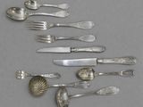 beaucoup de cuillères et de fourchettes en argent sur la table