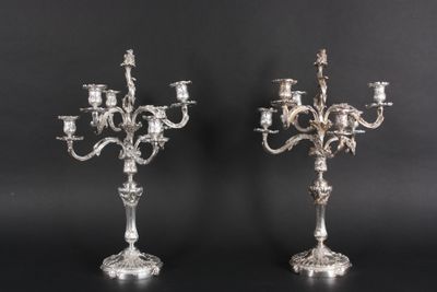 une paire de chandeliers plaqués argent sur pied