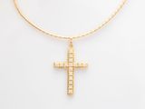 un pendentif en forme de croix sertie de diamants, monté sur une chaîne en or
