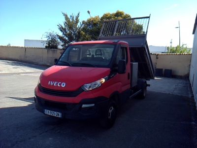 une camionnette rouge garée sur un parking