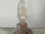 une statue représentant une personne assise sur un rocher