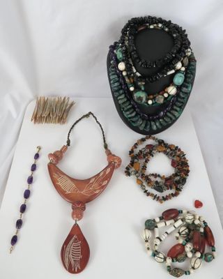 de nombreux bijoux disposés sur un plateau blanc posé sur une table