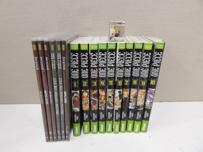 une pile de DVD posée sur une table blanche