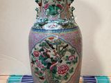 un vase posé sur un sol carrelé