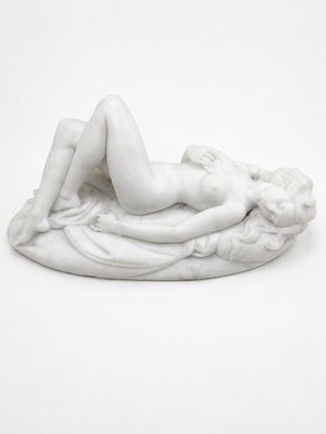 sculpture en marbre blanc représentant une femme allongée sur un oreiller