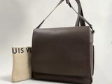 un sac à main en cuir marron à côté d'un sac en toile orné d'un logo
