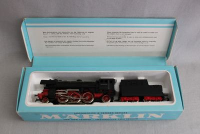 une photo représentant un petit train miniature dans une boîte posée sur une table