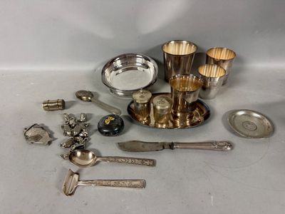 beaucoup d'objets en argent qui se trouvent sur la table