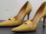 des chaussures à talons hauts jaunes ornées d'un nœud sur la pointe