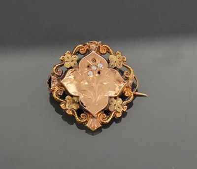 Une broche en or rose 18k 750 millièmes à décor de fleurs pi…