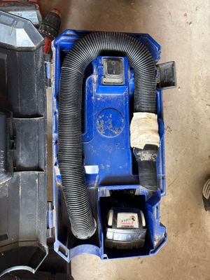 Un aspirateur BERNER avec deux batteries et un chargeur.