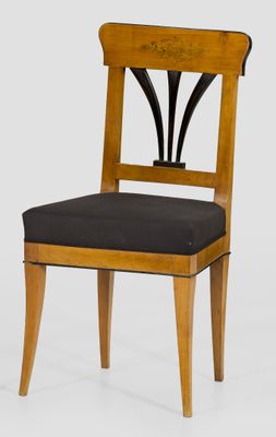 une image représentant une chaise en bois avec une assise noire sur fond blanc